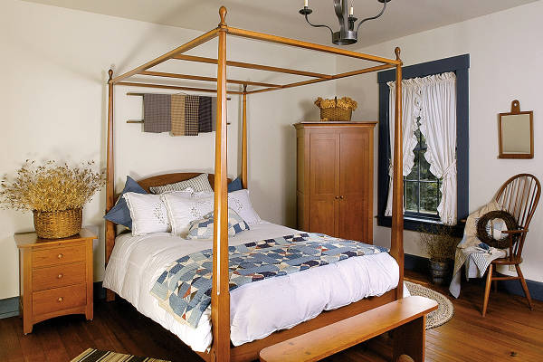 Shaker Bed Pencil Post